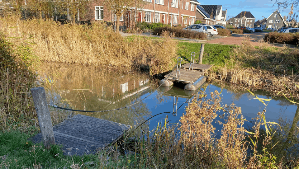 Een touwbrug over een sloot