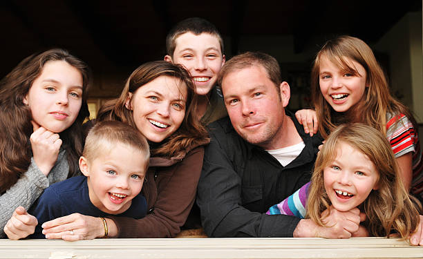 Een gezinsfoto met een man, een vrouw, drie dochters en twee zonen