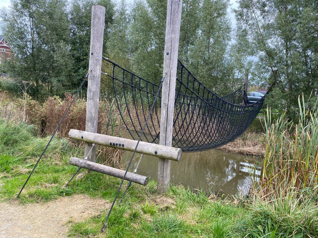 Een touwbrug over een sloot