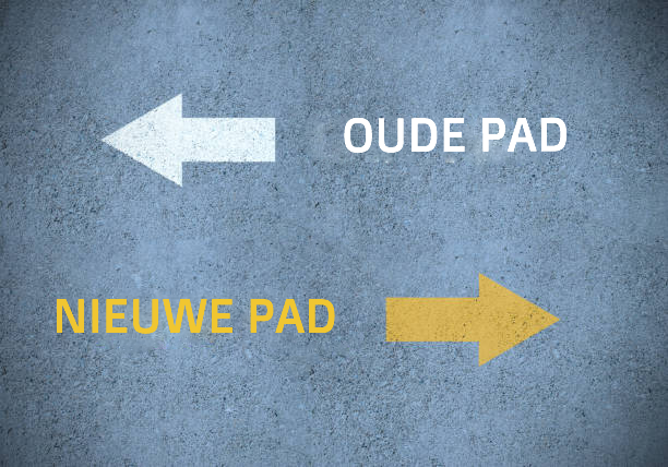 Markering op asfaltweg met bovenin een pijl naar links met de tekst oude pad en daaronder een pijl naar rechts met de tekst nieuwe pad